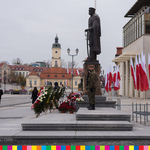 Pomnik Marszałka Piłsudskiego na tle Rynku Kościuszki w Białymstoku