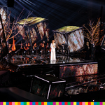 Aleksandra Gintrowska na scenie z dekoracjami w jesiennych barwach