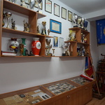 Wnętrze sali tradycji z pucharami i dyplomami.