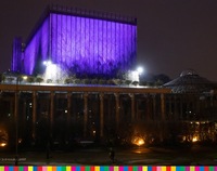 Podświetlony na fioletowo budynek Opery i Filharmonii Podlaskiej