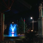 Fontanna w Bakałarzewie nocą