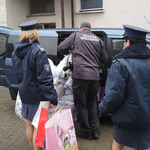 Funkcjonariusze straży więziennej pakuja do samochodu prezenty dla dzieci  Onkopoduszki - od więźniów dla dzieciaków (4).jpg