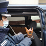 Funkcjonariuszka straży więziennej trzyma maskę 