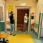 Dwie kobiety malujące szpitalne ściany