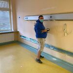 Mężczyzna malujący ścianę w szpitalnej sali