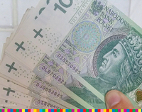 Kilka stuzłotowych polskich banknotów trzymanych w ręku