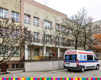 Budynek szpitala wojewódzkiego w Białymstoku. Po prawej karetka na parkingu.