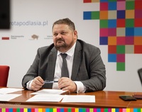 Wicemarszałek Stanislaw Derehajło uczestniczy w spotkaniu online.
