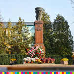 Pomnik Józefa Piłsudskiego. Pod pomnikiem leżą kwiaty oraz wiązanki.