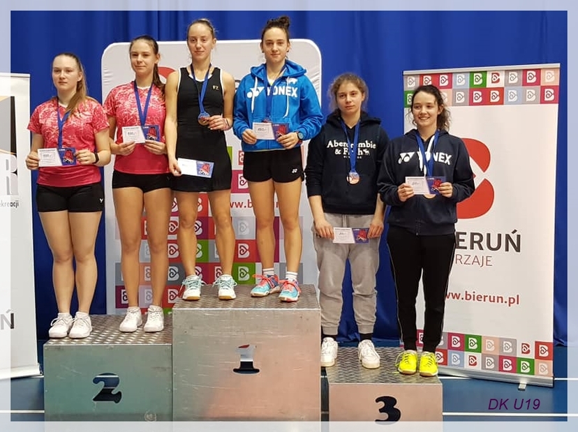 Sześć dziewcząt z medalami na szyjach i dyplomami w rękach stojących na podium GRAND PRIX w Bieruniu