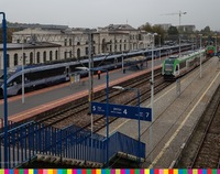 Pociągi stojące na torach kolejowych na tle dworca