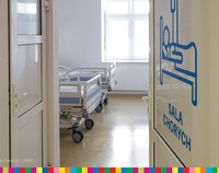 Wejście do sali szpitalnej, na drzwiach napis sala chorych