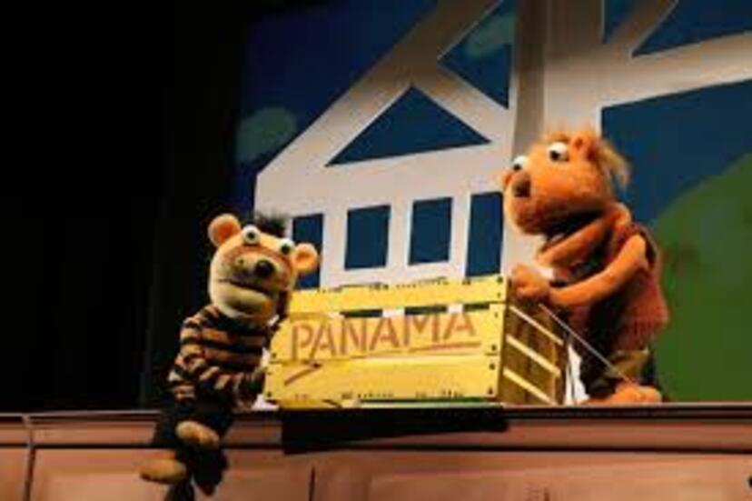 Dwie lalki typu muppet trzymają skrzynkę z napisem Panama