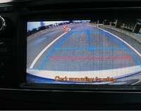 Widok na ekran w samochodzie, na którym widać drogę asfaltową