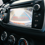 Widok na panel z pokrętłami i ekran w samochodzie