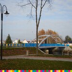 Fragment parku z latarnią. Na drugim planie most w Wasilkowie.