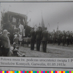 Ilustracja przedstawiająca uroczystości wojskowe z udziałem księdza kapelana WP