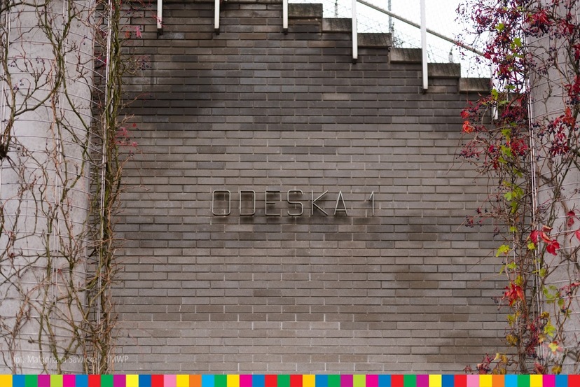 Ściana budynku Opery i Filharmonii Podlaskiej - na niej umieszczona nazwy ulicy: Odeska 1.