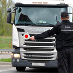 Funkcjonariusz KAS zatrzymuje do kontroli pojazd ciężarowy