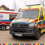 Widoczne dwa ambulanse pogotowia ratunkowego