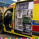 Ambulans z otwartymi drzwiami i widocznym wnętrzem, w którym widać złożone nosze