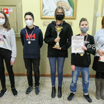Młodzi szachiści z SP 53 Białystok pozujący do zdjęcia z pucharem i dyplomem 