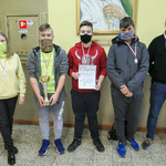 Młodzi szachiści z SP11 Suwałki pozujący do zdjęcia z pucharem i dyplomem 