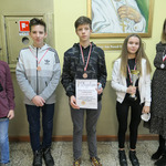 Młodzi szachiści z SSP 3 BTO Białystok pozujący do zdjęcia z pucharem i dyplomem 