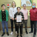 Młodzi szachiści z SP 3 Bielsk Podlaski pozujący do zdjęcia z pucharem i dyplomem 