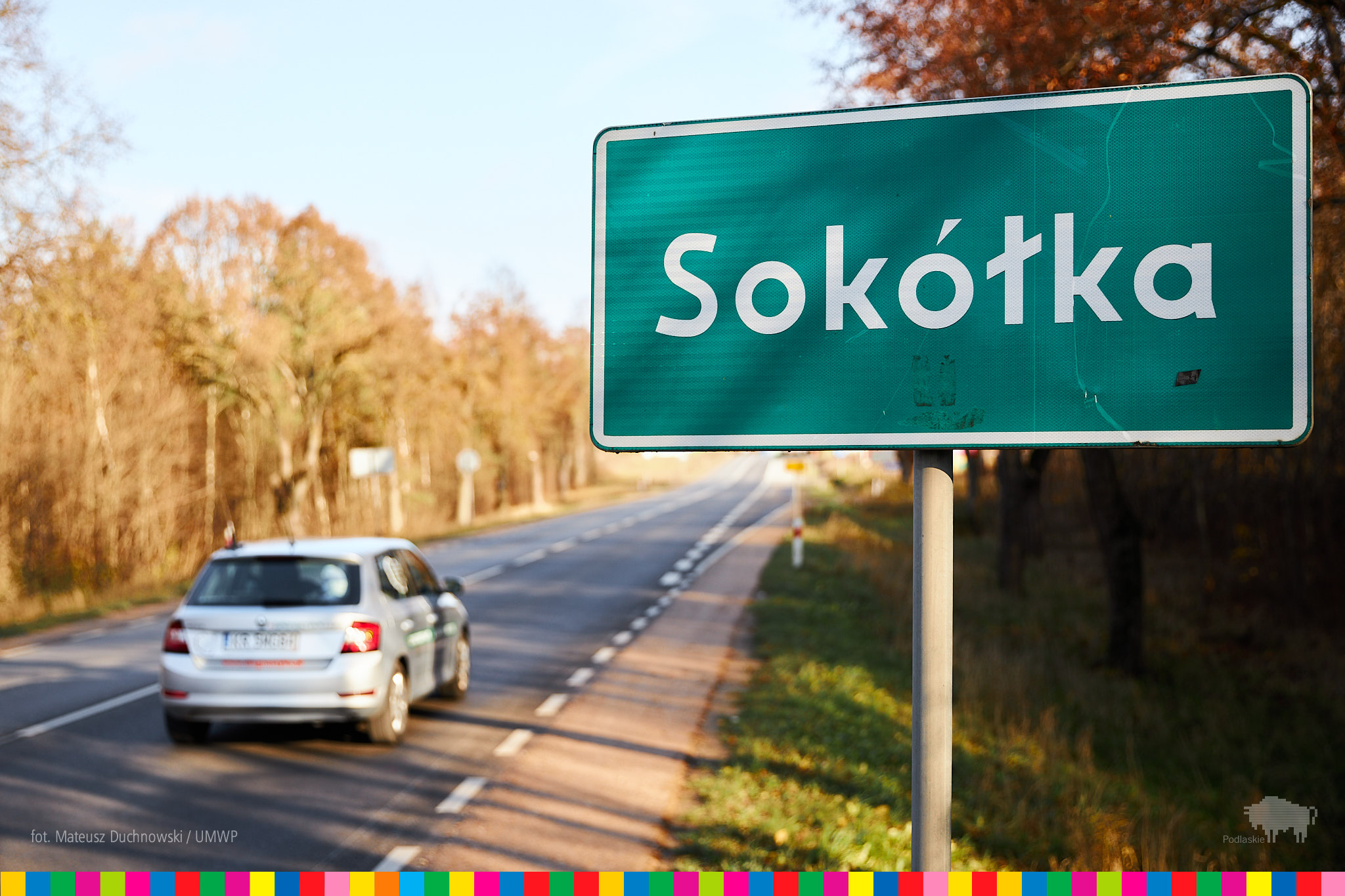 Droga. Po prawej stronie znak informujący o wjeździe do Sokółki.