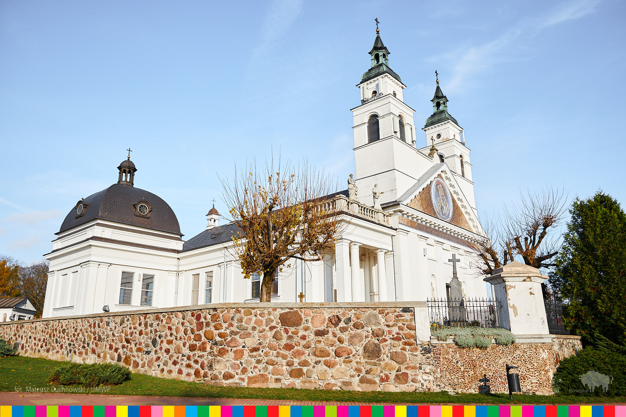 Kościół w Sokółce. Widok z boku.