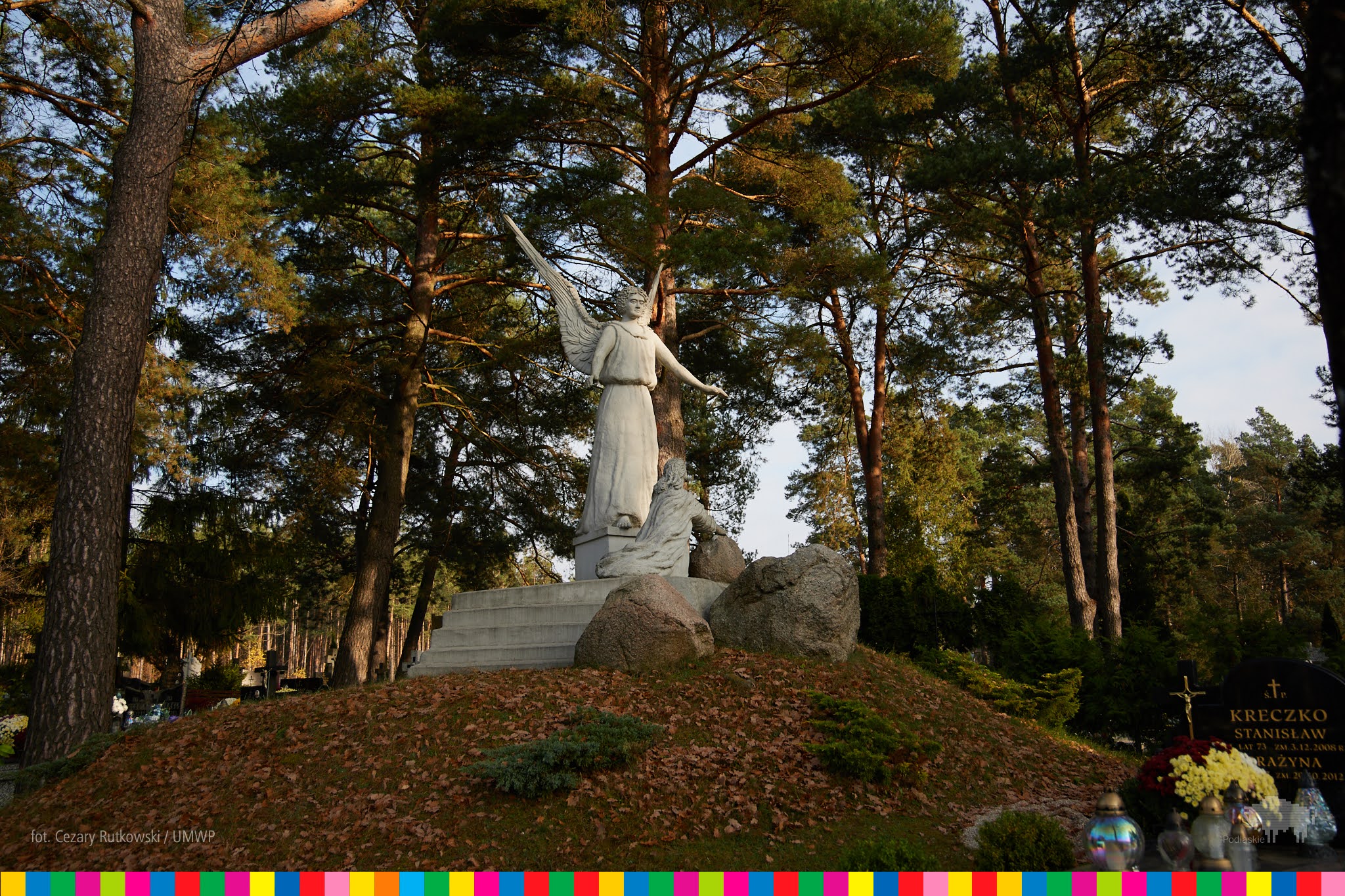Figura anioła na cmentarzu w Wasilkowie.