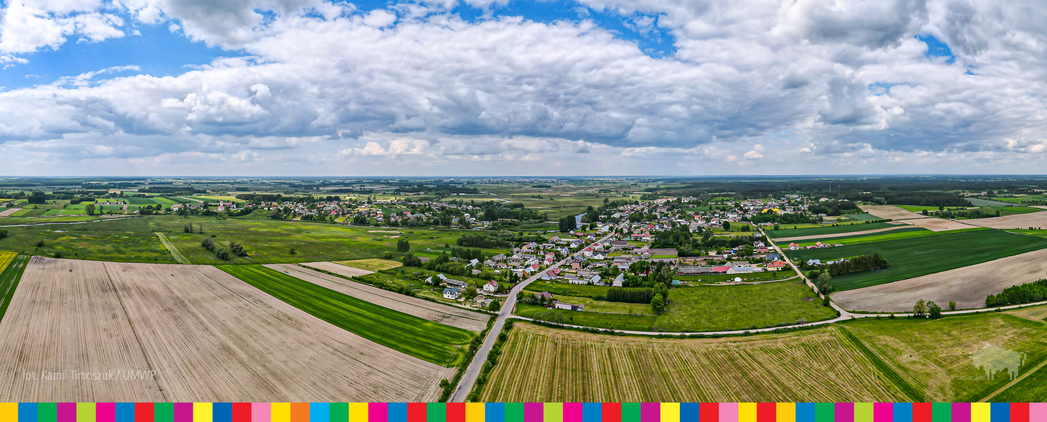 Panoramiczne zdjęcie zrobione dronem przedstawiające Suraż i okoliczne wsie i pola