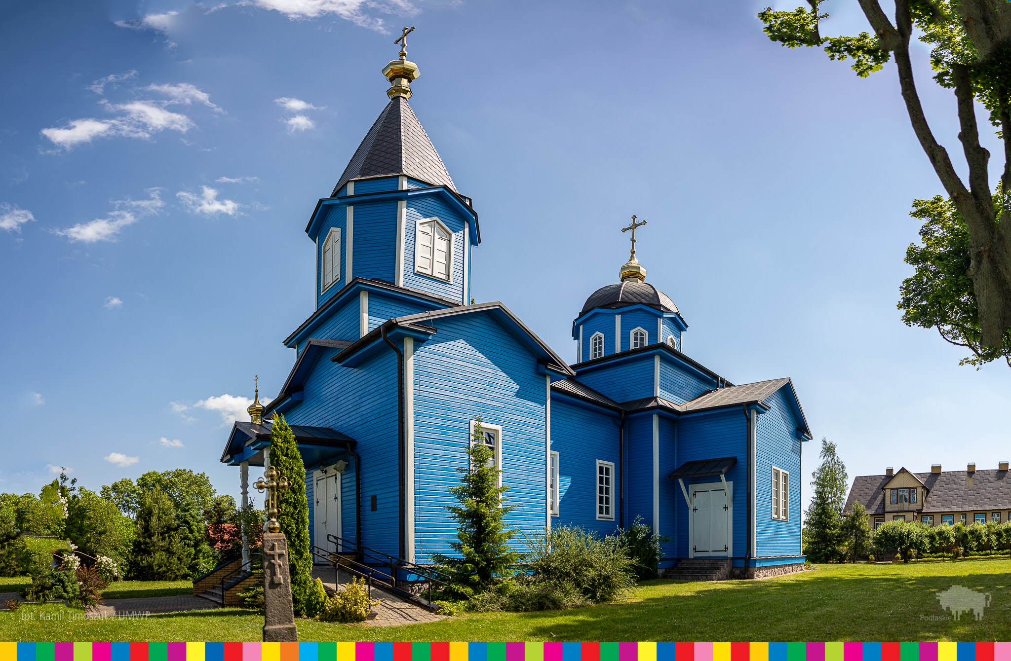 niebieska, drewniana cerkiew
