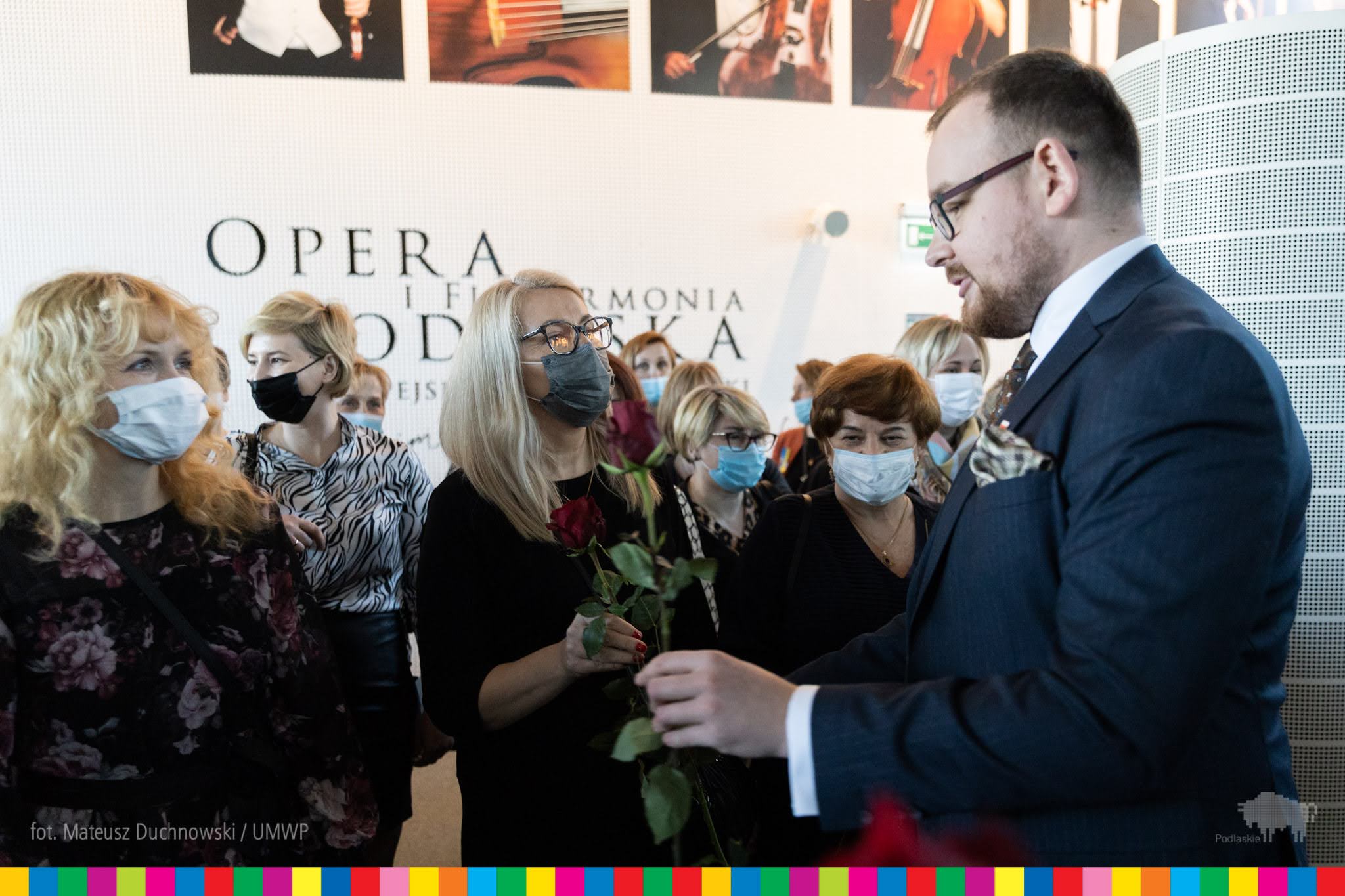 wicemarszałek Sebastian Łukaszewicz wręcza kobietom kwiaty