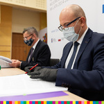 Podpisanie umowy na dofinansowanie zakładu recyklingu w Dolistowie Starym. Prezes Mirosław Bałakier i Artur Kosicki. Artur Kosicki na pierwszym planie, w tle Mirosław Bałakier. 