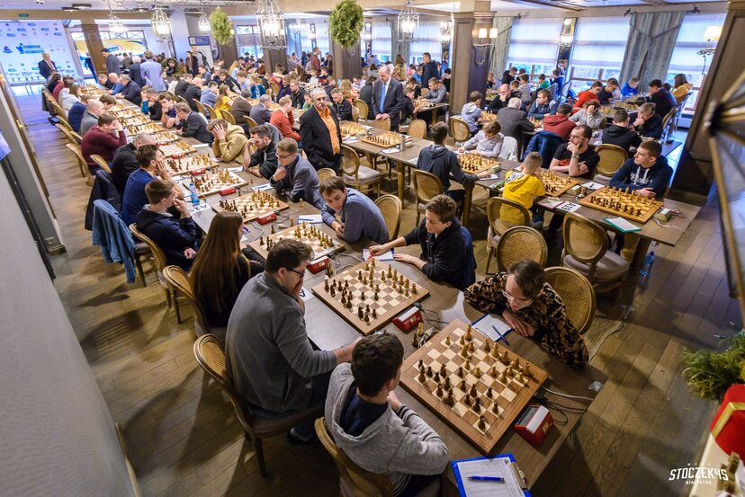 Ujęcie z góry szachistów siedzących przy stołach podczas Memoriału Ludwika Zamenhofa w 2019 roku.