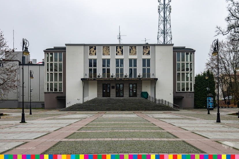Fasada budynku Teatru Dramatycznego im. A. Węgierki w Białymstoku. Za teatrem widoczna wieża