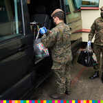 Żołnierze WOT pakujący podarunki do samochodu