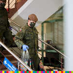 Żołnierze WOT schodzący po schodach z reklamówkami dla kobatantów