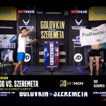 Kamil Szeremeta i Giennadij Gołowkin stoją naprzeciwko siebie podczas oficjalnego ważenia. Szeremeta z flagą promującą Podlaskie.