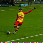 Wykopujący piłkę zawodnik Jagiellonii Białystok