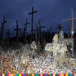 Zdjęcie przedstawia krzyże różnej wielkości na Górze Krzyży.