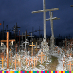 Zdjęcie przedstawia krzyże różnej wielkości na Górze Krzyży.
