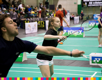 Młoda dziewczyna i młody mężczyzna grają w badmintona