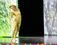 Kobieta tańczy na scenie.
