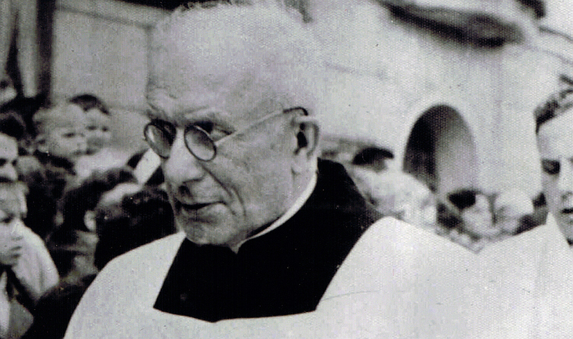 Czarno białe zdjęcie księdza Michała Sopoćki na procesji