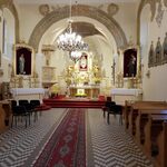 Główna sala kościoła w Strabli z oświetlonym ołtarzem
