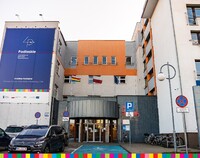 Front urzędu marszałkowskiego przy ul. Poleskiej. Po lewej baner 4P: Podlaskie, Przedsiębiorcze, Partnerskie, Perspektywiczne.