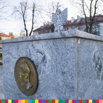 Pomnik z wizerunkiem Marszałka Józefa Piłsudskiego. Na górze pomnika znajduje się orzeł. 